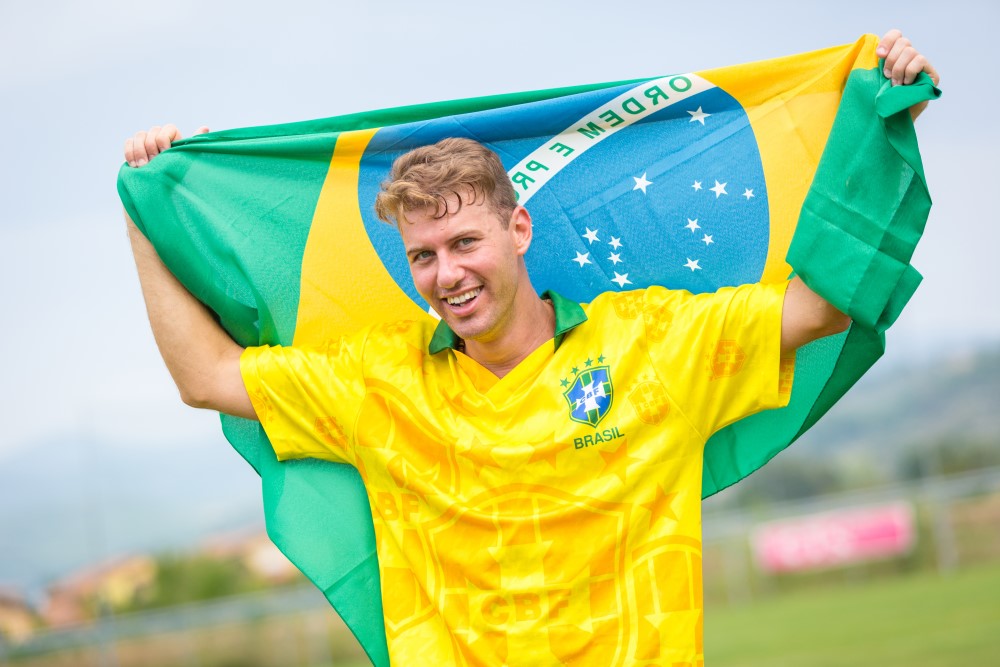 Mand i Brasiliens fodboldtrøje